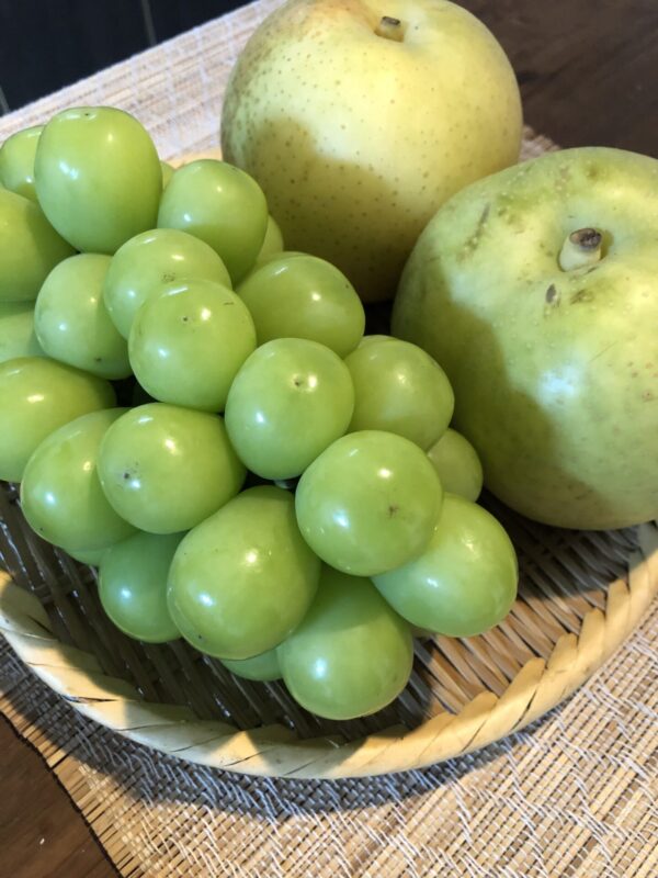 購入したシャインマスカットと梨